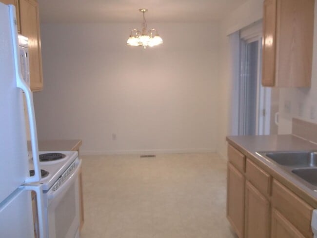 Building Photo - Bright & Inviting Wellington Townhome
