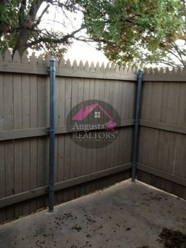 Building Photo - Great 1 bed 1 bath apartments!!