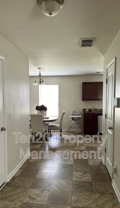 Building Photo - 753 Compass Trl