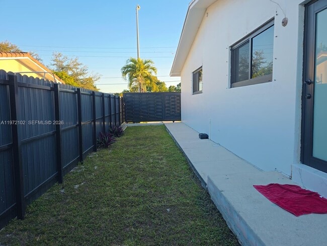 Building Photo - 891 W 53rd St