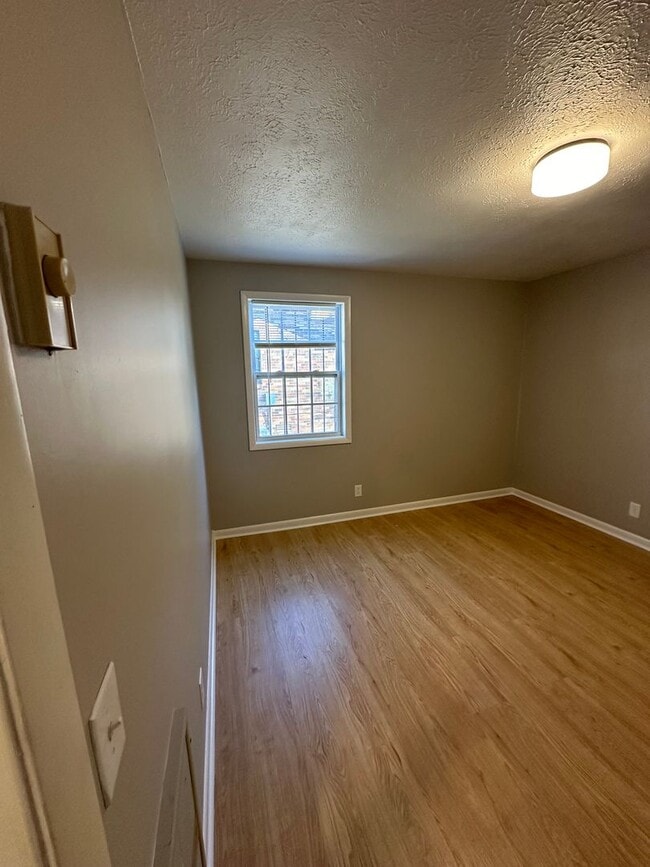 Building Photo - Freshly Renovated 2Bed / 1Bath in Nashville!