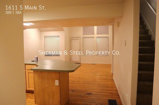 Building Photo - 1611 S Main St