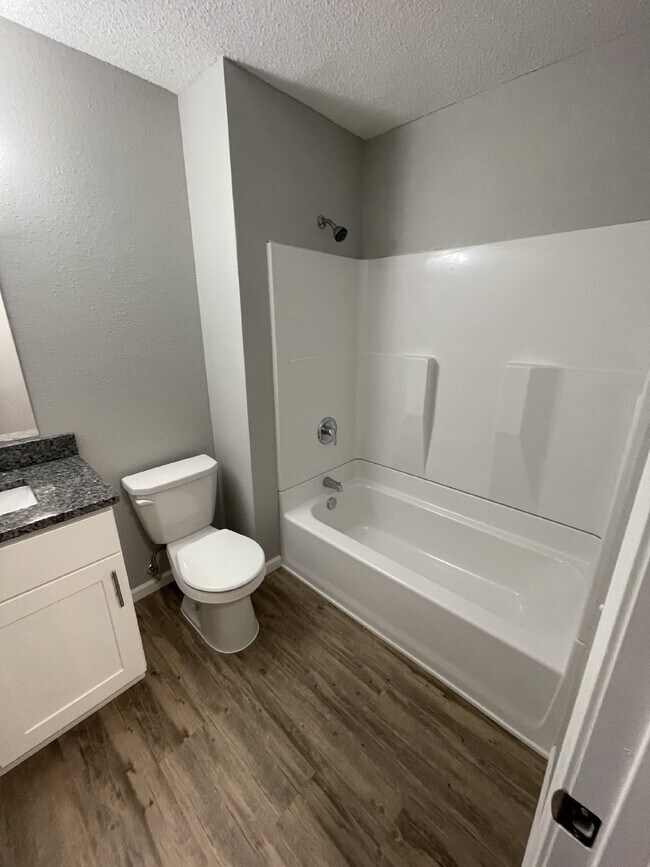 Building Photo - Beautiful Remodeled 1 Bedroom 1 Bath Apart...