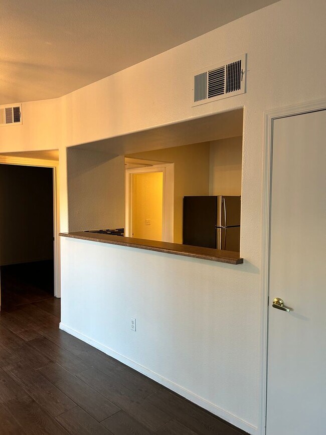 Building Photo - Beautiful unfurnished 2 bedroom in the Sou...