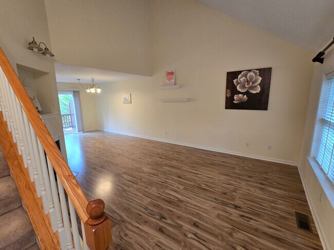 Building Photo - Charming Townhome in Park Forest Village -...