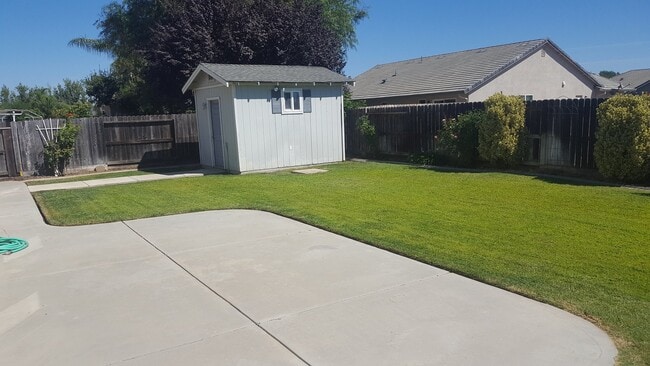 Building Photo - 4 Bedroom Home