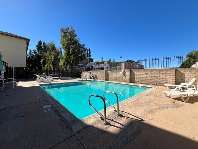 Building Photo - Canoga Park 1BR w/all appliances, parking,...