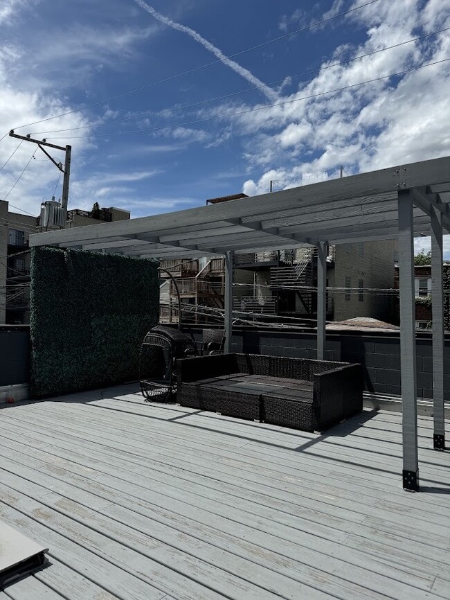 Building Photo - 1020 N Marshfield Ave