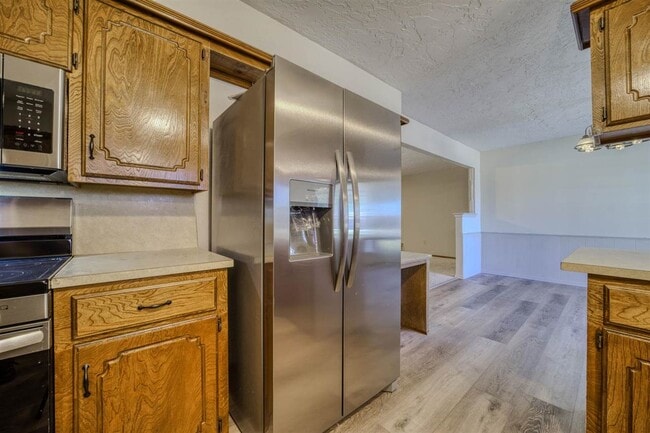 Building Photo - 308 SE Camelot Dr