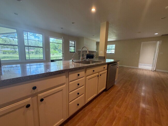 Building Photo - Windward Meadows 3BR/2BA on 1 Acre with Fenced Yard
