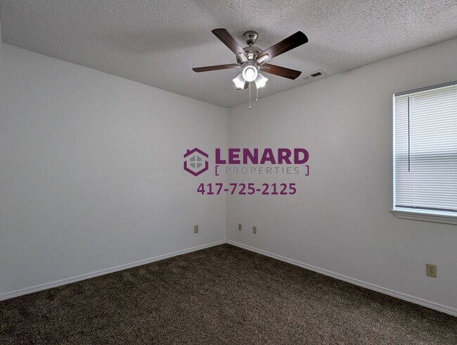 Building Photo - 2 Bedroom Duplex Ready for Move In!