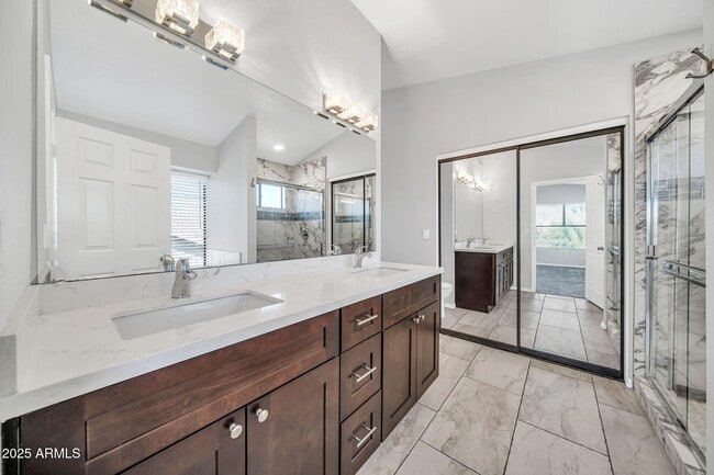 Building Photo - 5044 E Paradise Ln