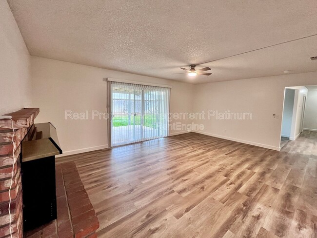 Building Photo - 529 E Escalon Ave