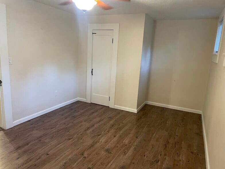 Building Photo - 254 E 4th Ave