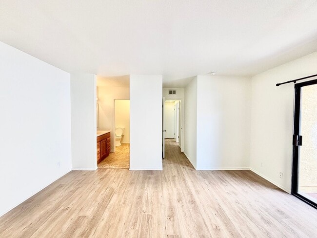 Building Photo - Oxnard | Welcome to the Pearl of Oxnard Du...