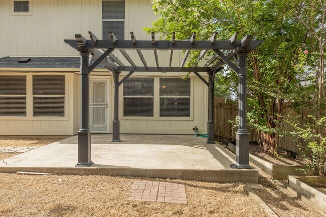 Building Photo - No Carpet! Tons of Space! Beautiful backyard with large covered patio!