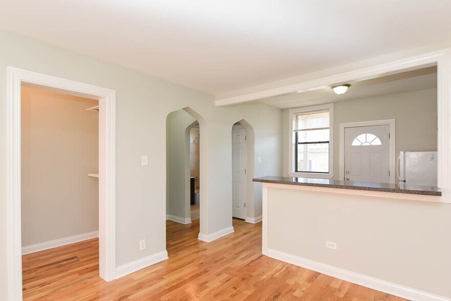 Building Photo - 4409 N Wolcott Ave