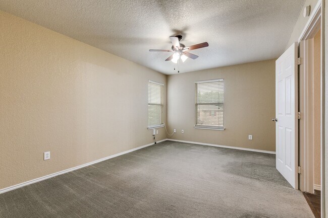 Building Photo - BEAUTIFUL 4-BEDROOM HOME NEAR UTSA