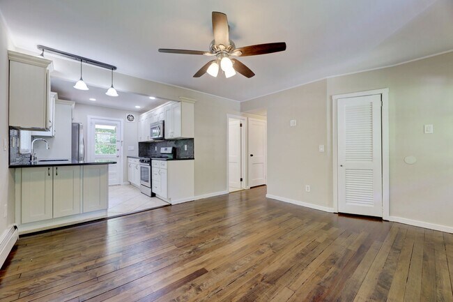 Building Photo - De Graw Ave Triplex
