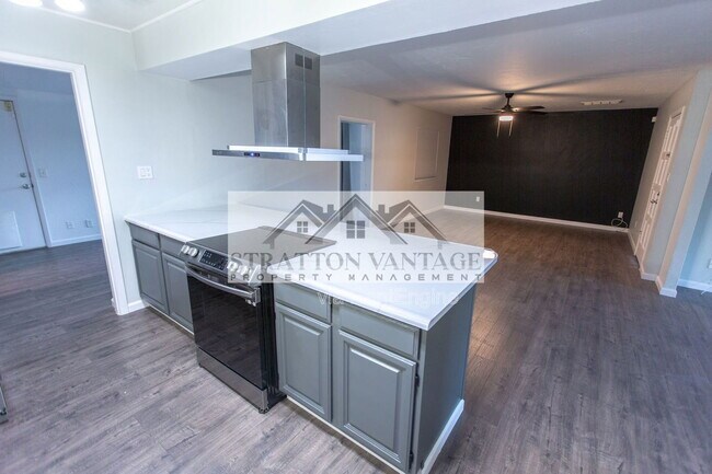 Building Photo - 111 E Manhatton Dr