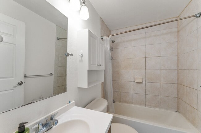 Building Photo - 3bd/2ba upstairs unit with deck