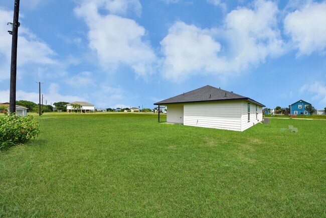 Building Photo - 688 Swallow Dr