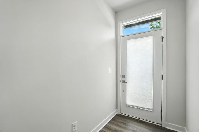 Building Photo - Modern City Living Near Uptown Charlotte