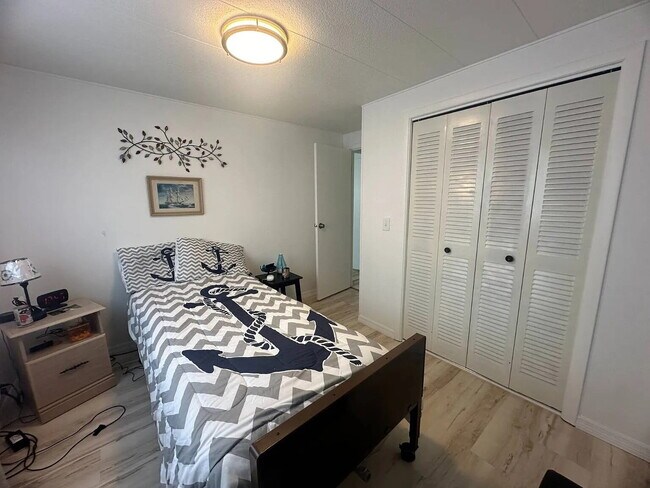 Building Photo - "Charming 2-Bed, 2-Bath Retreat in Nokomis!"