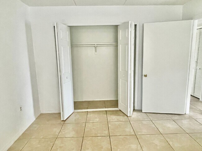 Building Photo - Palm Gardens - Molano 710