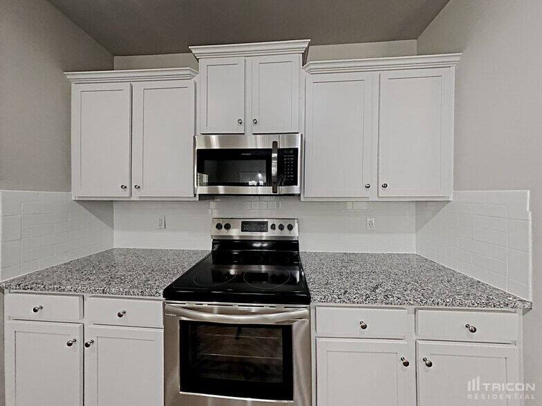 Building Photo - 221 Spring Knoll Dr