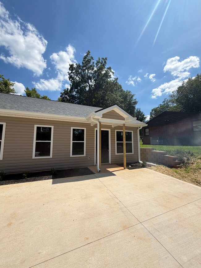 Building Photo - 334 Dockery St