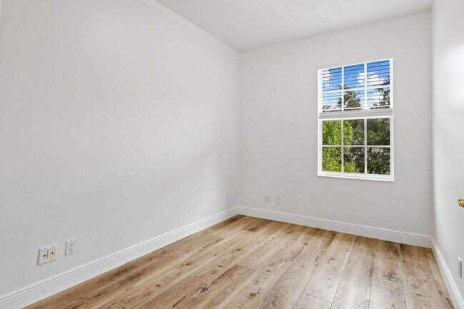 Building Photo - 354 Jacaranda Dr