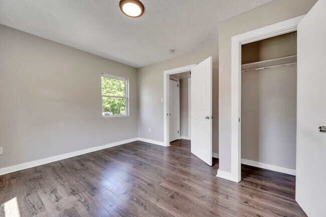 Building Photo - Adorable 1 bed 1 bath - Central air/heat, updated