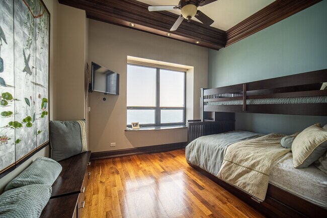 Building Photo - 450 E Waterside Dr