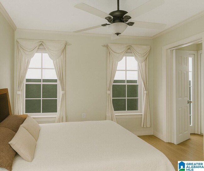 Building Photo - 2005 Barry St