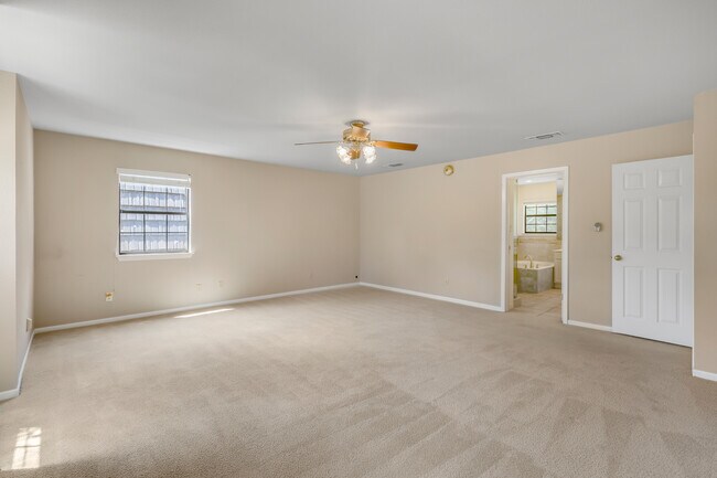 Building Photo - 9006 Balcones Club Dr