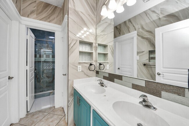 Building Photo - 12003 Sunrise Way