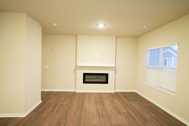 Building Photo - Available April 1st!! Townhome!! Near to I...
