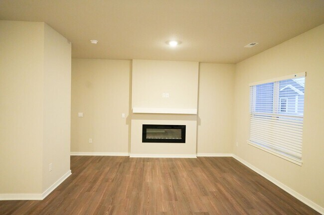 Building Photo - Townhome!! Near to I-80/35!! Private Backy...