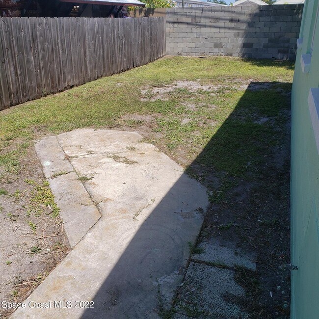 Building Photo - 990 Butia St