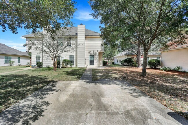 Building Photo - 3 bedroom 2.5 bath townhome in Carriage Sq...