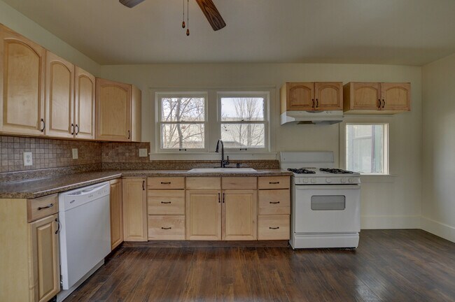 Building Photo - 114 N Willow St