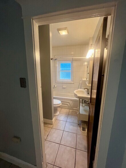 Cute bathroom - 2107 Maury Ave
