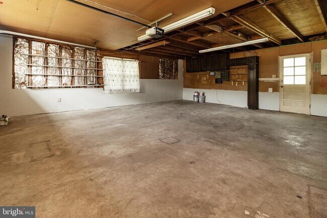 Building Photo - 5601 Dawes Ave