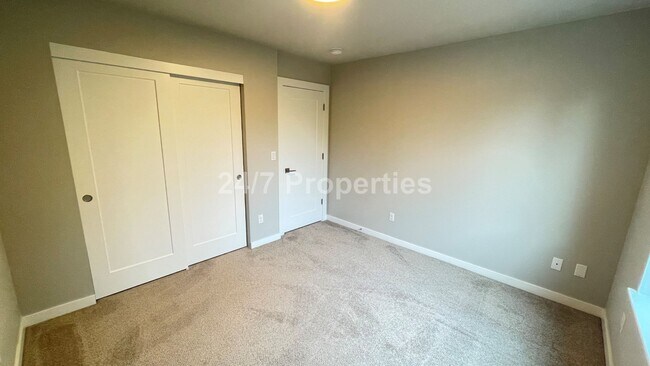 Building Photo - Modern and Stylish 3 BD | 3.5 BA Townhome ...