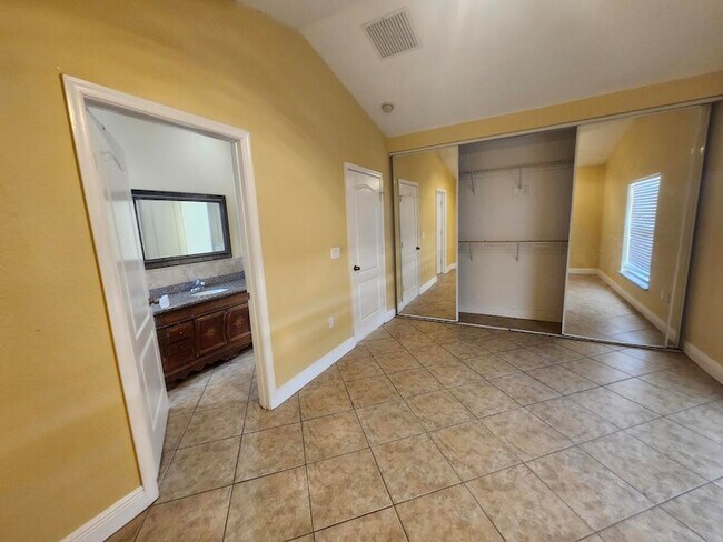 Building Photo - 4824 Cambridge St