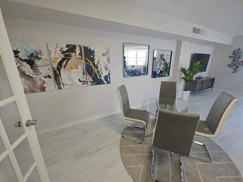 Building Photo - 801 Brickell Bay Dr