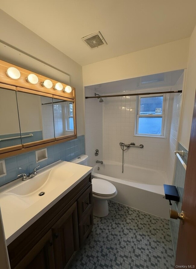 Building Photo - 301A Copiague Pl