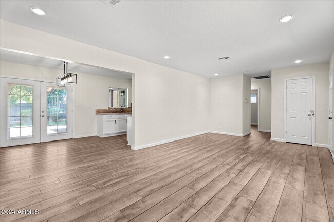 Building Photo - 1816 E Minnezona Ave