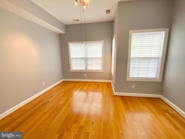 Building Photo - 812 5th St NE